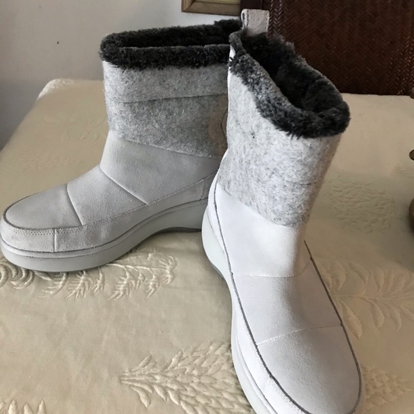 Clark’s Beautiful Ladies Winter 🥶 Boots - Picture 1 of 10